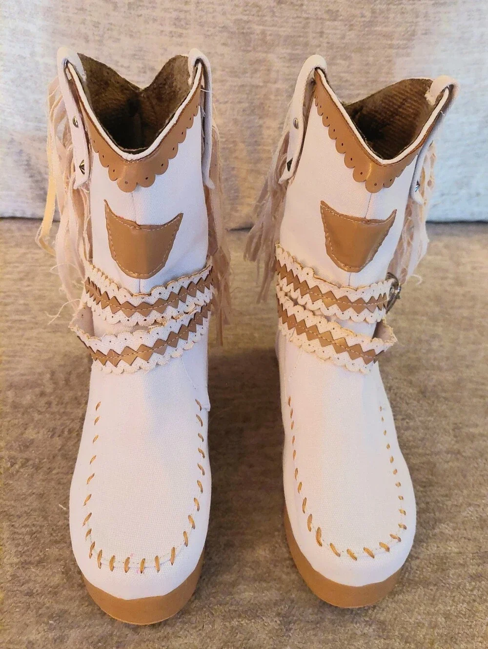 Boho-Chic White Fringe Western Moccasin Platform Boots - Size US 6 (No Brand)